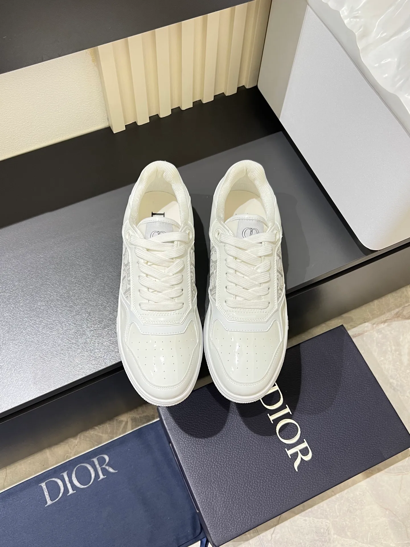 Men's shoes 💰p400 "Dio*" mid-top B27 casual sneakers. This B27 high-top sneaker is a new product in the series and continues Di*r's classic style. Crafted from gray and white smooth calf leather with beige and black Oblique print panels on the sides. The "CD Icon" shaped shoelace eyelets are clever and delicate, and the two-color rubber sole, rear collar and heel are all equipped with the brand's iconic details to enhance the style. Oblique printed straps at the ankle allow for an adjustable fit to complement the overall design. Fashionable and versatile, it can complement any look. Create an exquisite design with unique dynamic vitality and modern atmosphere, presented in low-top and high-top styles. This new must-have shoe adds a new dimension to Dior's archive heritage, embodying modern elegance. Purchase the original version and make it 1:1. If you need top quality, please come to me! Male 38-44!